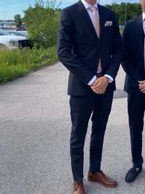 Mörkblå kostym Tiger of Sweden  - Snygg mörkblå kostym från tiger of Sweden, mycket fint skick sparsamt använd. På bilden är jag 185cm ca 70kg. Nypris ca 6000kr