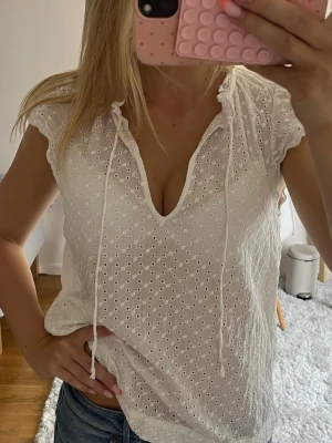 Vit blus från H&M - Söt blus från hm som inte används längre💕fint skick!