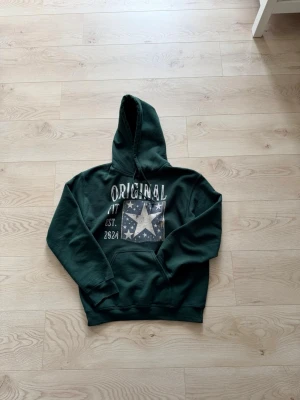 Original Hoodie - Säljer denna sjukt snygga Original Hoodien som knappt är använd och bara hängt i garderoben. Perfekt nu för hösten och passar till allt. Nypris: Cirka 2000. Hör av er vid fler frågor!