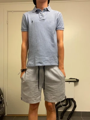 Ralph lauren piké - Tja säljer denna skit feta ljusblåa Ralph lauren pikén, stolrek XS customslimfit vilket ger dig en härlig tajt känsla på tröja perfekt för sommaren, passar dig perfekt som är runt 165-170, eller dig som är lite smalare. Jätte fint skick, nästan inga tecken alls på användning, hör av dig vid funderingar, priset är ej satt!