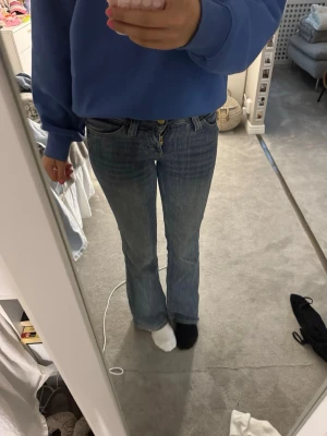 Booty bei jeans blåa - Säljer ett par klassiska blå bootcut jeans med låg midja och utsvängda ben. Perfekta nu inför sensommaren 