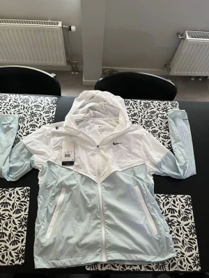 Nike Miller windberaker - Detta är en jätte fin vindjacka som jag köpte för 1200 men säljer för mycket mindre anledningen att jag säljer den är för att den är för liten och det går inte att lämna tillbaka jag har haft på mig den bara en gång. Den passar personer som har L men också M. 