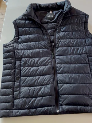 Marinblå Hugo boss väst - Snygg mörkblå Hugo boss väst i storlek S. 