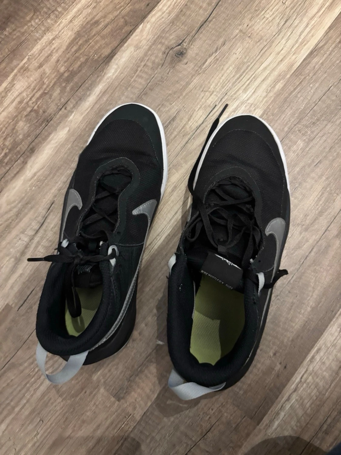 Svarta sneakers med grå detalj