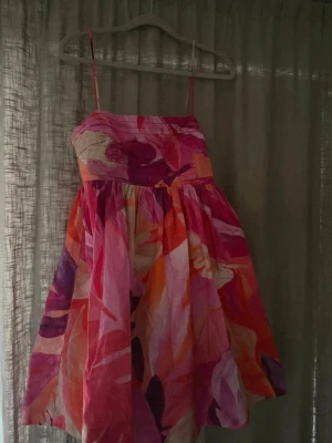 Finaste klänningen från H&M!  - Säljer denna helt oanvända vackra klänning ifrån H&M. Från en kollektion som inte säljs längre. Superbra skick! 