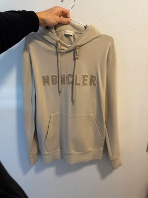Beige Moncler hoodie - Använd fåtal gånger.. fick i present..  180/87