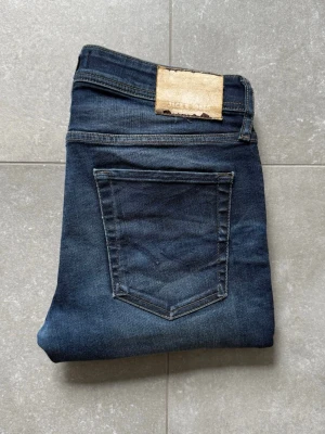 Jack and Jones jeans - Säljer ett par feta Jack and Jones jeans. Väldigt bra skick, storlek W31, L30. Nypris ligger runt 1300kr, mitt pris 299kr. Modellen ar 183cm o 68kg. Hör gärna av er vid funderingar eller bud!