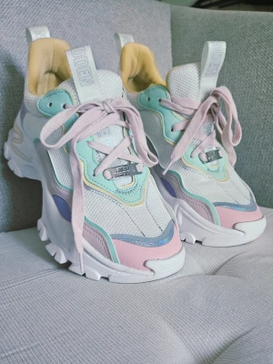 Steve Madden Manerva Sneakers (Pastel Multi) – Stl 38 - Beskrivning:Säljer ett par supersnygga och trendiga sneakers från Steve Madden i modellen "Manerva" (färg: Pastel Multi 153). Skorna har en härlig chunky sula och en modern design med fina detaljer i pastellfärger som rosa, mintgrönt och gult.Skick: Använda en gång.Storlek: 38 (US 7.5 / UK 5 / Innermått 240 mm)Nypris: 1 399 kr Perfekta sneakers som piffar upp vilken outfit som helst till både vardag och fest. Skickas spårbart (köparen står för frakten). Ej retur