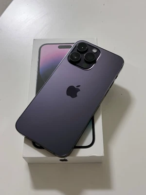iPhone 14 Pro Max 128gb Deep Purple - Säljer en iPhone 14 Pro Max 128GB i en riktigt fin lila färg.  Telefonen är i perfekt skick och har inga repor, skrap eller andra märken på varken skärm eller ram. Kartong och original kabel medföljer.  Det är en väldigt snabb och responsiv mobil med en riktigt bra kamera som tar fina bilder och videos. 128GB lagring räcker för de flesta utan problem, så länge man inte sparar extremt mycket högkvalitativa bilder och videos.  Batterihälsan ligger på 77%, vilket är den enda nackdelen med telefonen