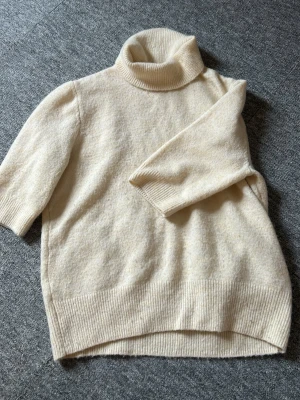 beige polo tröja - använd 1 gång. har ingen lapp så vet ej vart den är från