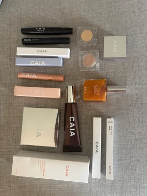 Caia produkter  - Säljer oanvända Caia produkter, säljs som paket men även enskild om man vill ha någon specifik. Skriv vid frågor💕 Twist me up mascara, irresteble mascara, faux real mascara, waterproof mascara, vanz va va volume mascara, all eyes in me eyeshadow primer, powder puff, cleansing balm, liquid bronzer Maui, perfect pout, double take eye pen, the glow oil, eyeshadow, wake me up powder rhubarb💕värde för alla 3800.