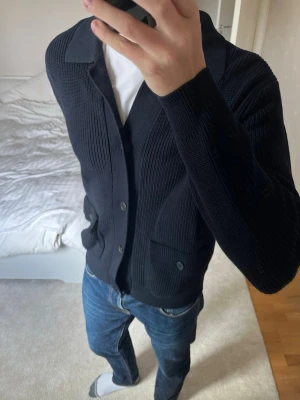 HELT NY mörkblå cardigan från Massimo Dutti - Säljer en sjukt fet cardigan från Massimo Dutti. Cardiganen är HELT NY med alla tags kvar tillverkad i 100% bomull! ✌🏼🤩——————————————————————————                                                                               📐| Storlek: M                                                           👖| Märke: Massimo Dutti                                      🔎| Skick: HELT NY!                                                      ✍🏻| Skriv om du har några frågor