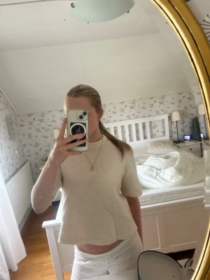 Vit stickad T-shirt från Gina Tricot - Säljer en vit stickad tröja från Gina Tricot. Perfekt nu till hösten och passar till allt!