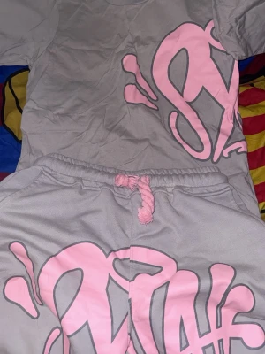 Syna world rosa   - Syna world sett. Äkta 