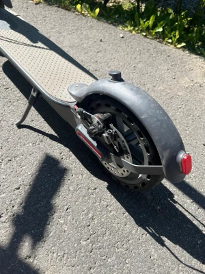 Svart elsparkcykel med skivbroms - Säljer en svart elsparkcykel med skivbroms bak och grått handtag. Den har röd reflex bak och en robust plattform med halkskydd. Perfekt för att ta sig fram snabbt i stan eller till skolan. Det finns 2st av samma 
