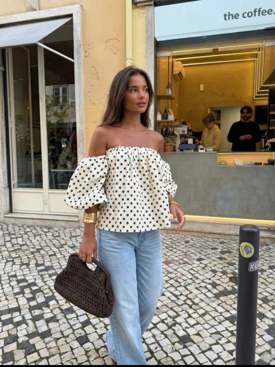 Offshoulder prickig topp med puffärm - 1