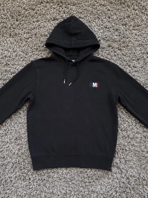 Ami paris hoodie NYSKICK - Säljer denna stilrena AMI paris hoodien i nyskick!🙌 Strl : M // Nypriset ligger på 2999kr ~ Hör gärna av er om ni har funderingar!👏
