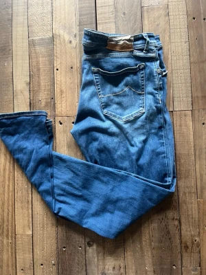 Jacob Cohen jeans - Säljer dessa väldigt fina Jacob cohens i rak passform. Säljer då dem är för stora för mig, köpte second han för 1100. Storlek 34 men känns mer som 33, bara att fråga om du vill ha mått. Väldigt fina detaljer!