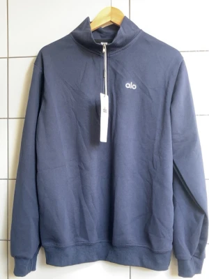 Alo Quarter Zip – Navy Blue - Helt ny med lappar kvar. Aldrig använd. Säljer eftersom jag inte använder den. Hör gärna av dig om du har några frågor eller vill ha fler bilder.