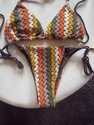 Bikini missoni inspirerat mönster - Bikini med Missoni inspirerat mönster ☀️ Fina gulddetaljer, inlägg som går att ta ut. Ny och oanvänd