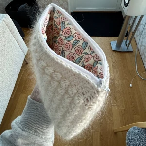 Necessär - Virkad necessär Krämvit färg med rosigt innetyg. Gjord av mohair och bomullsgarn, ca 14cm hög och 20cm bred<3 