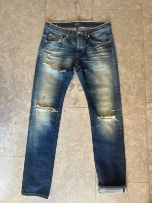 Earnest sewn selvedge jeans - Säljer ett par nya Earnest sewn selvedge jeans!!! Jeansen är oanvända med tagsen har jag tagit av eftersom jag trodde att jag skulle använda dem!!! Otroligt snygga slitningar!  Midja 40cm  Längd 106cm  Benöppning 17cm!! Skriv vid funderingar 👌