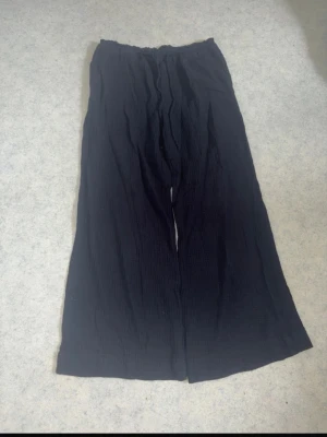 Byxor ifrån gina tricot - Använda fåtal gånger köpta för 279 kr obs! Rollas av med klädroller innan dom postas 
