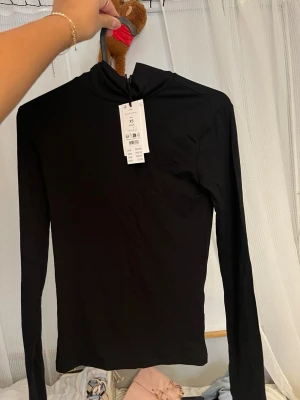 svart polo tröja - Svart polotröja i storlek XS från gina, vet ej om de fortfarande säljer den