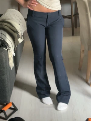 lowwaist marinblåa kostymbyxor🫰🏻 - säljer dessa ursnygga kostymbyxor från bikbok med en marinblå/mörkblå färg💗 dessa är i nyskick endast testade och säljer pga att de inte passa så bra i midjan💗 längden är däremot perfekt då jag är 1,62 ungefär💓 
