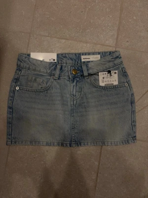 Mini Jeanskjol- Bershka - Jättefina mini jeanskjol från Bershka i storlek 32. Säljer pga för liten, aldrig använd, alltså inga defekter. Prislapp kvar!! 💗⭐️