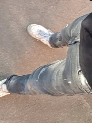 Grå  jeans - Säljer ett par grå skinny jeans med slitningar och distressed detaljer. Jeansen har en tight passform och klassisk femficksdesign. Perfekta för en avslappnad streetwear-look.