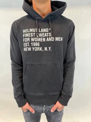 Helmut Lang Hoodie  - Hej! Säljer nu denna väldigt snygga och sällsynta Helmut Lang Hoodie! Storlek M,  Sällsynt model som inte längre säljs i butik! Storleks lappen finns ej kvar!