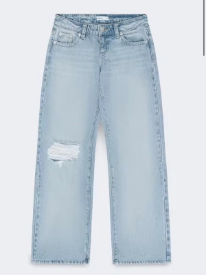 Low wide petite jeans  - Nya jeans med hål i ett knä, använda en gång men för små så tyvärr ingen prislapp!