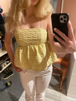 Gul blommig linnetopp med volang - Söt gul linnetopp! Inga tecken på användning🌟