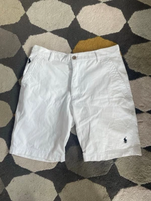 Vita shorts från Polo Ralph Lauren - Shorts från Ralph Lauren i chinos material. Storlek 30, herr. Använd tre fyra gånger. Fraktar snabbt📦✌️