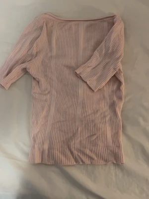 En rosa topp med öppen rygg från H&M - En jätte gullig rosa topp med öppen rygg från H&M. Perfekt till sommaren eller när det är varmt ute och passar till allt.