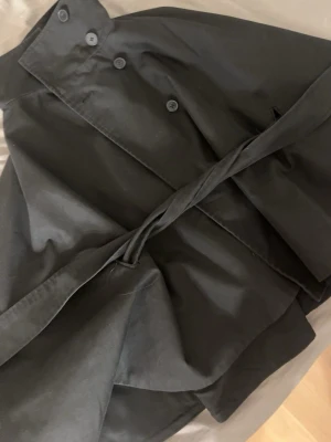 Svart trenchcoat från Gina Tricot - Trenchcoat poncho 