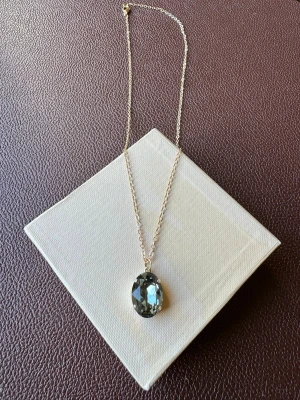 Swarovski halsband  - Supersnygg halsband med Swarovski Black Diamond kristall i strlk 16mm och guldpläterad kedja 50cm