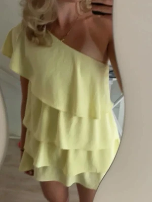 Gul one shoulder volangklänning - Söt kort gul klänning med volanger och oneshoulder-design. Från zara