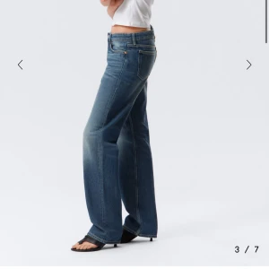 Vita lågmidjade jeans - Säljer mina VITA lågmidjade jeans i modellen Arrow från Weekday. Säljs inte längre 🤍 passar mig som är ca 160 cm lång, vanligtvis strl 34. Nypris 590 kr
