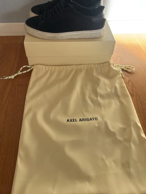 Arigato clean 90 sneaker black - Svin snygga mocka snekars från Axel arigato i storlek 39 bra skick pris kan diskuteras tveka inte på att höra av er om funderingar 