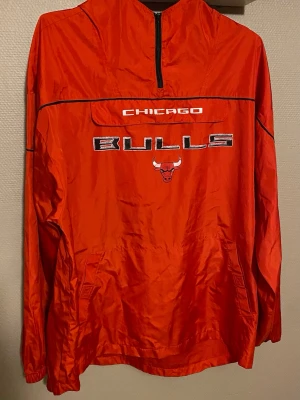 Vintage 00s Chicago Bulls Windbreaker / Anorak – XL - Vintage 00s Adidas Chicago Bulls windbreaker / anorak i bra skick. Storlek XL (US L)  Tunn och lätt – perfekt som vår/sommarjacka eller streetwear  Retro NBA design, en av fåtal.