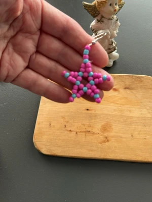 Örhängen i Pärlor - Örhängen i Pärlor Rosa och blå! Örhängetstiftet är helt nickelfritt! 