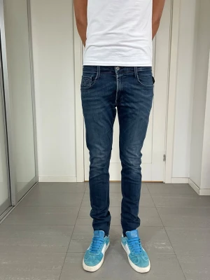 Replay Anbass Jeans - Säljer nu dessa Replay Anbass Jeans, W31  o L32 o mått ca 38 o 105 cm. skriv för fler bilder/frågor🙌🏼