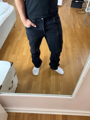 Nudie jeans  - Nudie Jeans Steady Eddie | Bra skick | Storlek 34/34 | Pris - 549kr | Modellen är ca 181cm lång | Hör av dig vid minsta fråga eller fundering!!