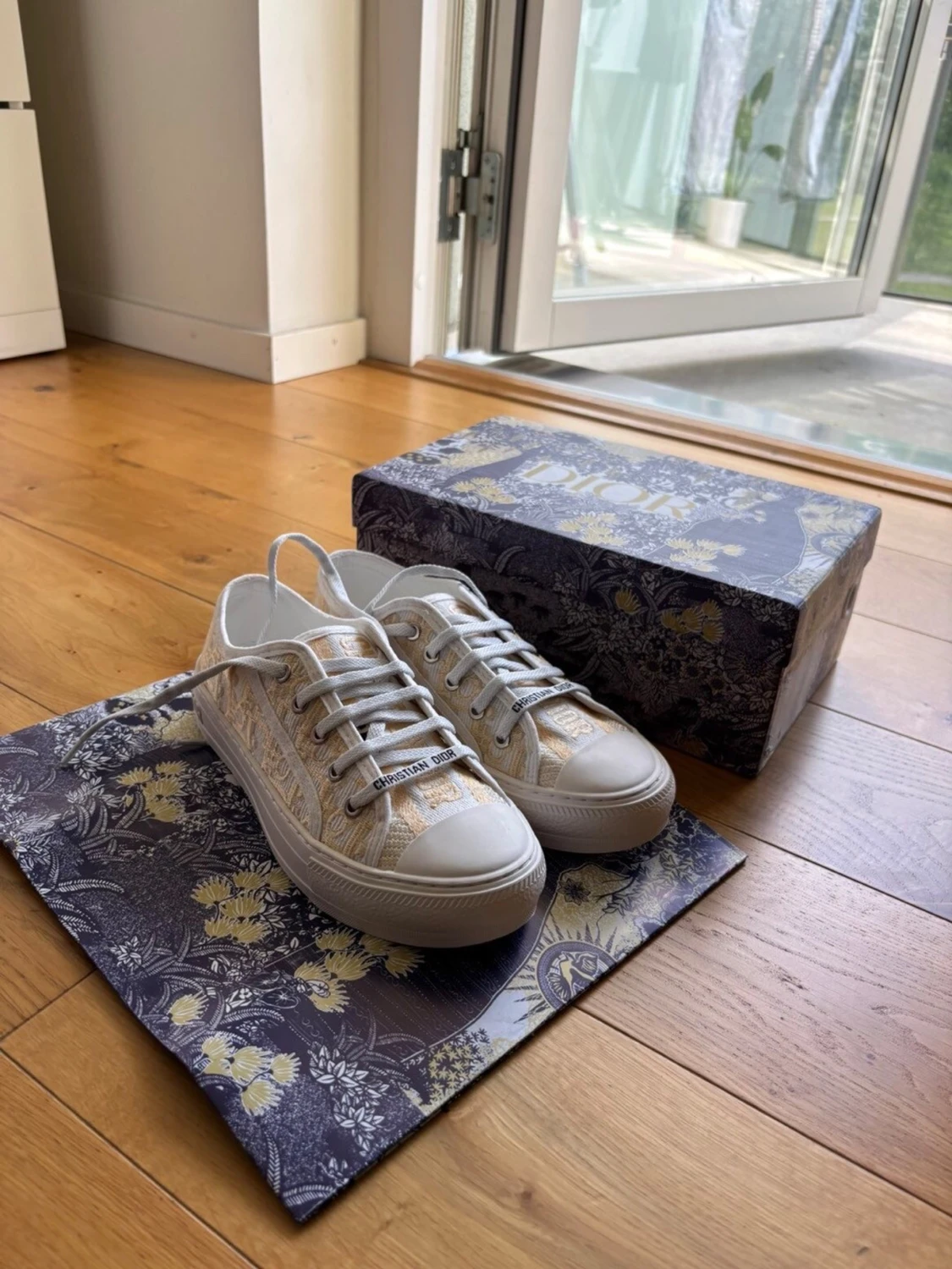 Beige Dior sneakers med monogram - 1