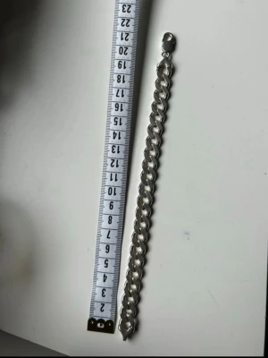 100% äkta silver 925 stämplad 50G - Hej jag säljer ett äkta silver armband som är gha och 925 stänplad vilket innebär att det är cirka 96% rent silver
