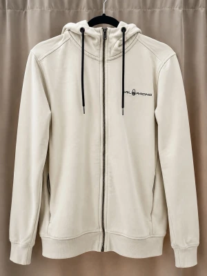 Vit hoodie från Sail Racing - Ny vit sailraising zip hoodie som har bra effektiva fickor. Passar till både män och kvinnor. Pris kan diskuteras vid snabba köpare 