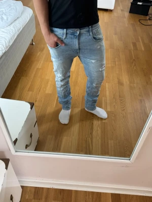 Replay aged jeans - Replay Jeans | Bra skick | Storlek 34/32 | Pris - 549kr | Modellen är ca 180cm lång | Hör av dig vid minsta fråga eller fundering!!