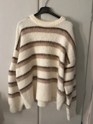Randig stickad tröja i beige och vitt - Trendig randig tröja från Gina tricot, som ny!